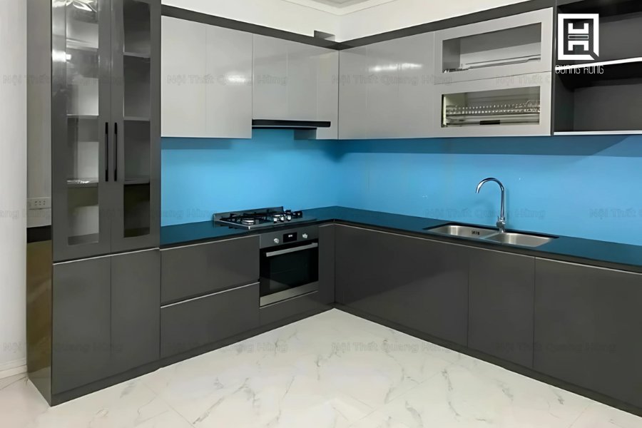 Phối màu ghi với màu đen cho hệ tủ bếp hiện đại
