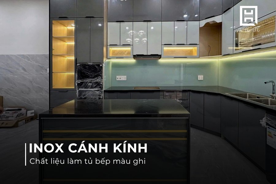 Tủ bếp màu ghi bằng inox cánh kính