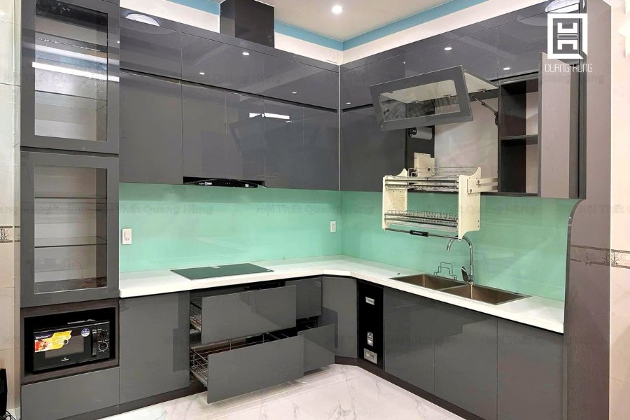 Hệ tủ bếp màu ghi từ inox cánh kính sang trọng
