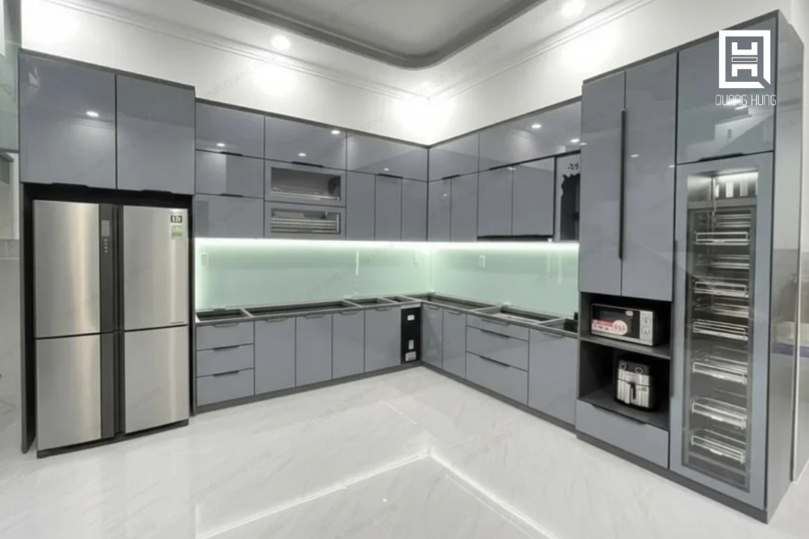 Mẫu tủ bếp nhựa khung nhôm cánh kính chữ L