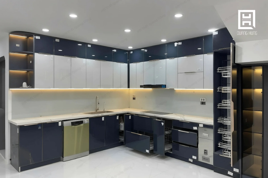 Mẫu tủ bếp nhựa khung nhôm cánh kính chữ L phối 2 tone màu sáng - tối