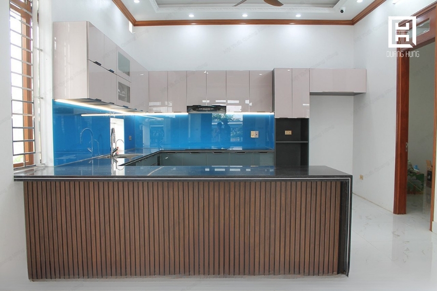 Mẫu tủ bếp nhựa khung nhôm cánh kính chữ U
